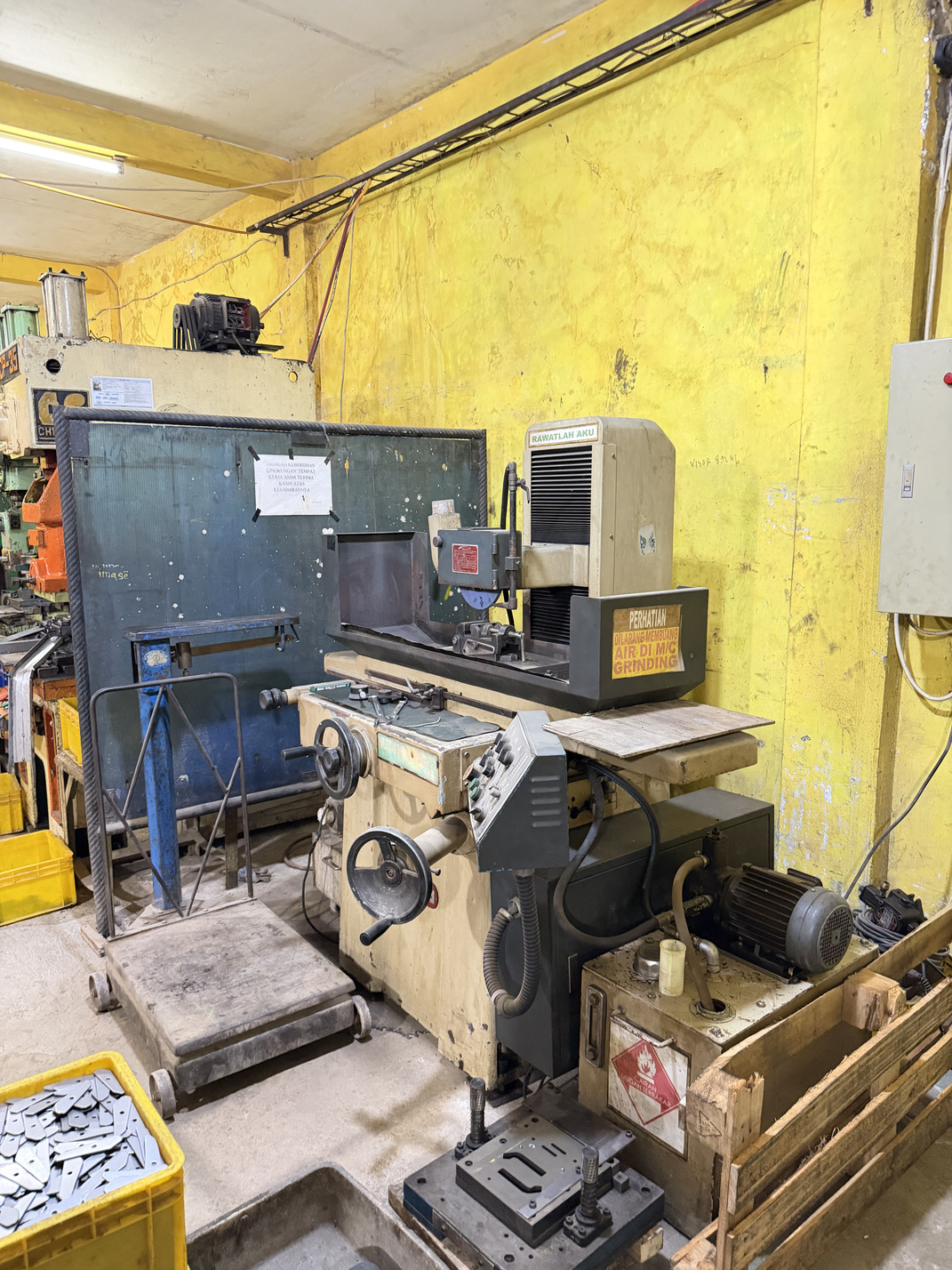 Mesin Surface Grinding